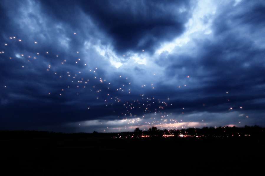 Запуск небесных фонариков на день российского флага в г. Ангарске